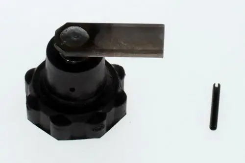 Griff von Bosch mit montierter Klinge und einem separaten Metallstift. Der Griff hat eine runde Basis mit gezacktem Rand zur besseren Handhabung.